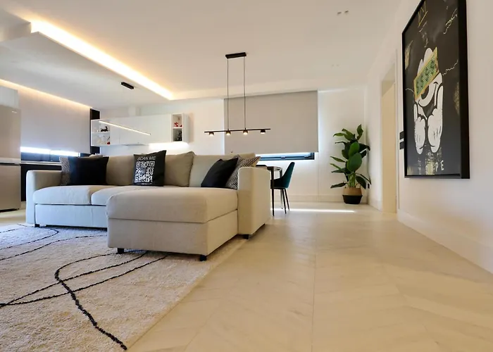 Luxurious High-end 2br Penthouse - Terrace - Great View - Parking - Historical Centre Apartament