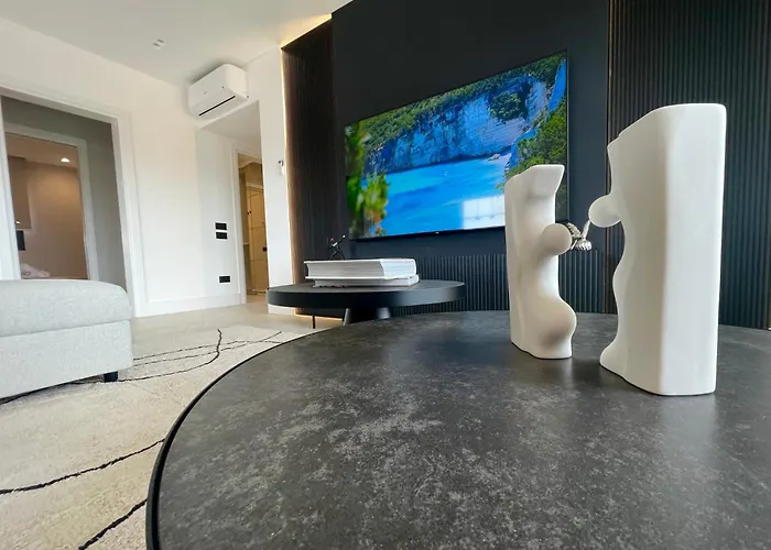 Luxurious High-end 2br Penthouse - Terrace - Great View - Parking - Historical Centre Lägenhet