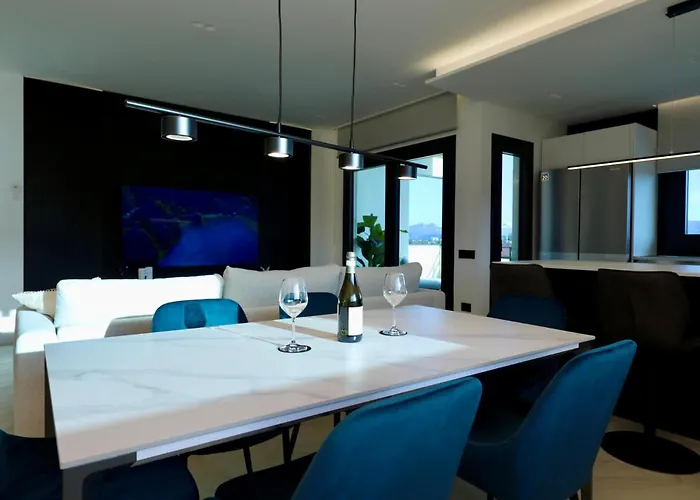 Lägenhet Luxurious High-end 2br Penthouse - Terrace - Great View - Parking - Historical Centre *